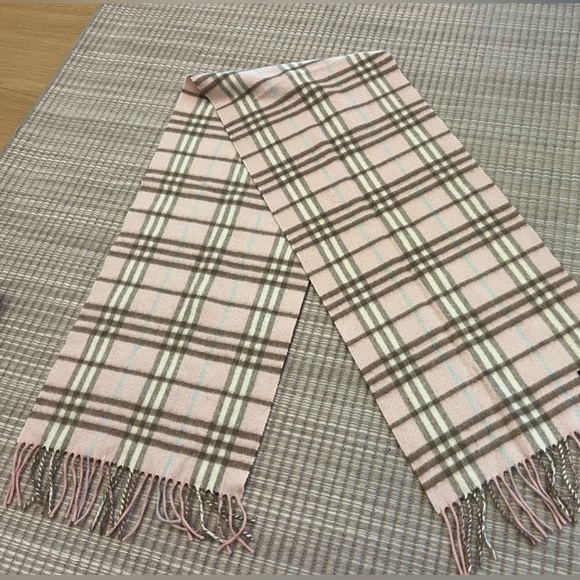 Pink burberry cashmere scarf - Picture 3 of 4